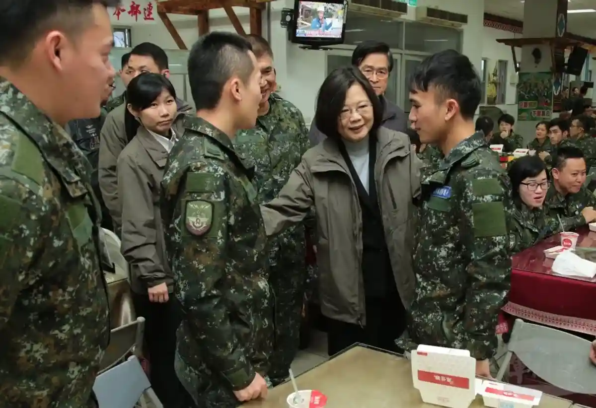 Тайвань открыл огонь: президент Цай Инвэнь общается с солдатами. Фото軍聞社 / wikimedia.org