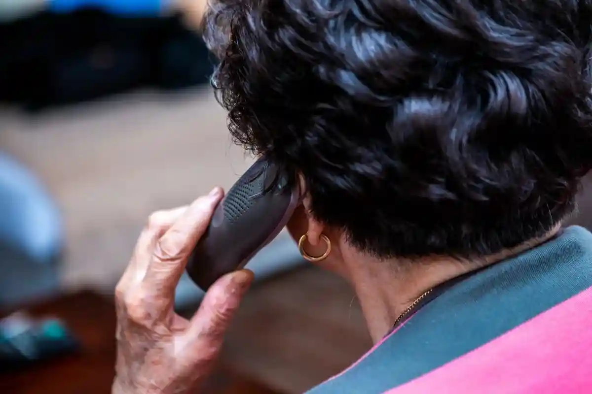 Телефонные мошенники украли 200000 евро у пожилой женщины в Штутгарте. Это отработанная схема: преступники представляются полицейскими. Фото: borevina / shutterstock.com
