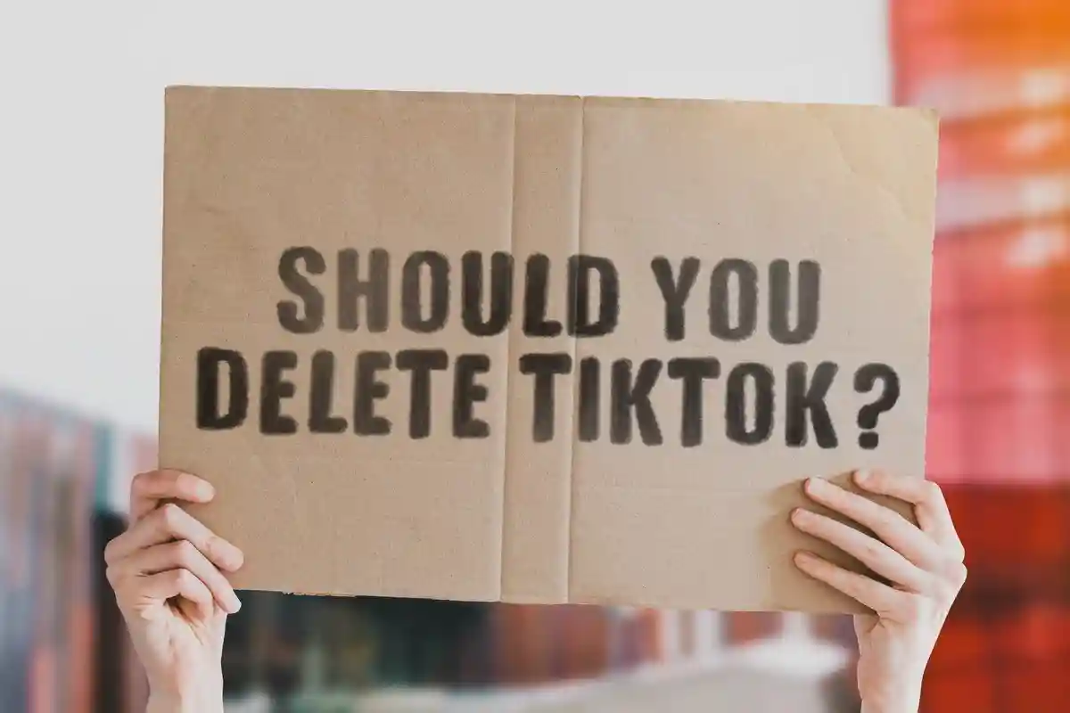 TikTok в США воспринимают далеко не однозначно. Надпись на плакате: «Удалить ли вам TikTok?», Нью-Йорк, 2020 г. Фото: AndriiKoval / shutterstock.com