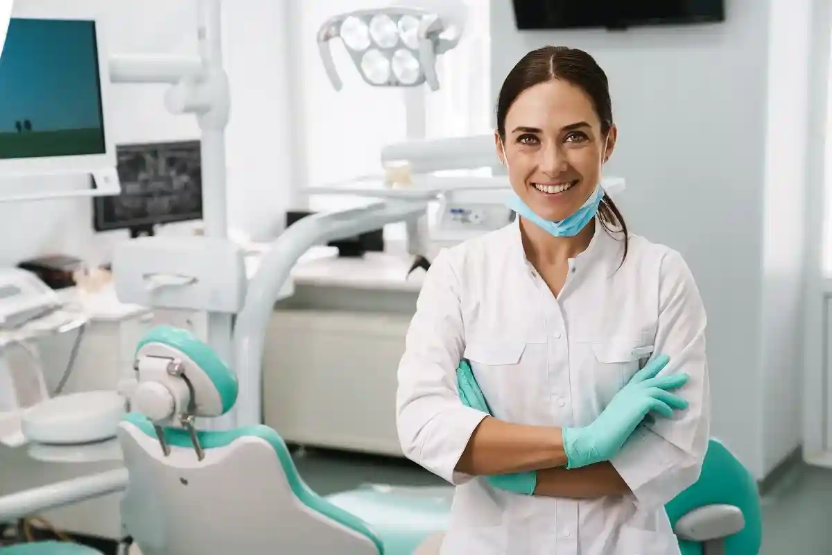 Помимо того, что стоматология хорошо оплачивается, она не считается слишком конкурентной на рынке труда. Фото: Dean Drobot / shutterstock.com