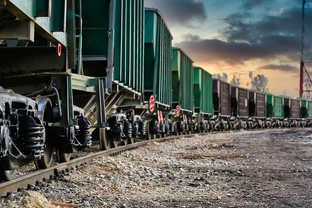Приоритет энергетики в перевозках на железной дороге вызывает озабоченность экспертов по поводу усугубления хаоса на железной дороге. OlegRi / Shutterstock.com