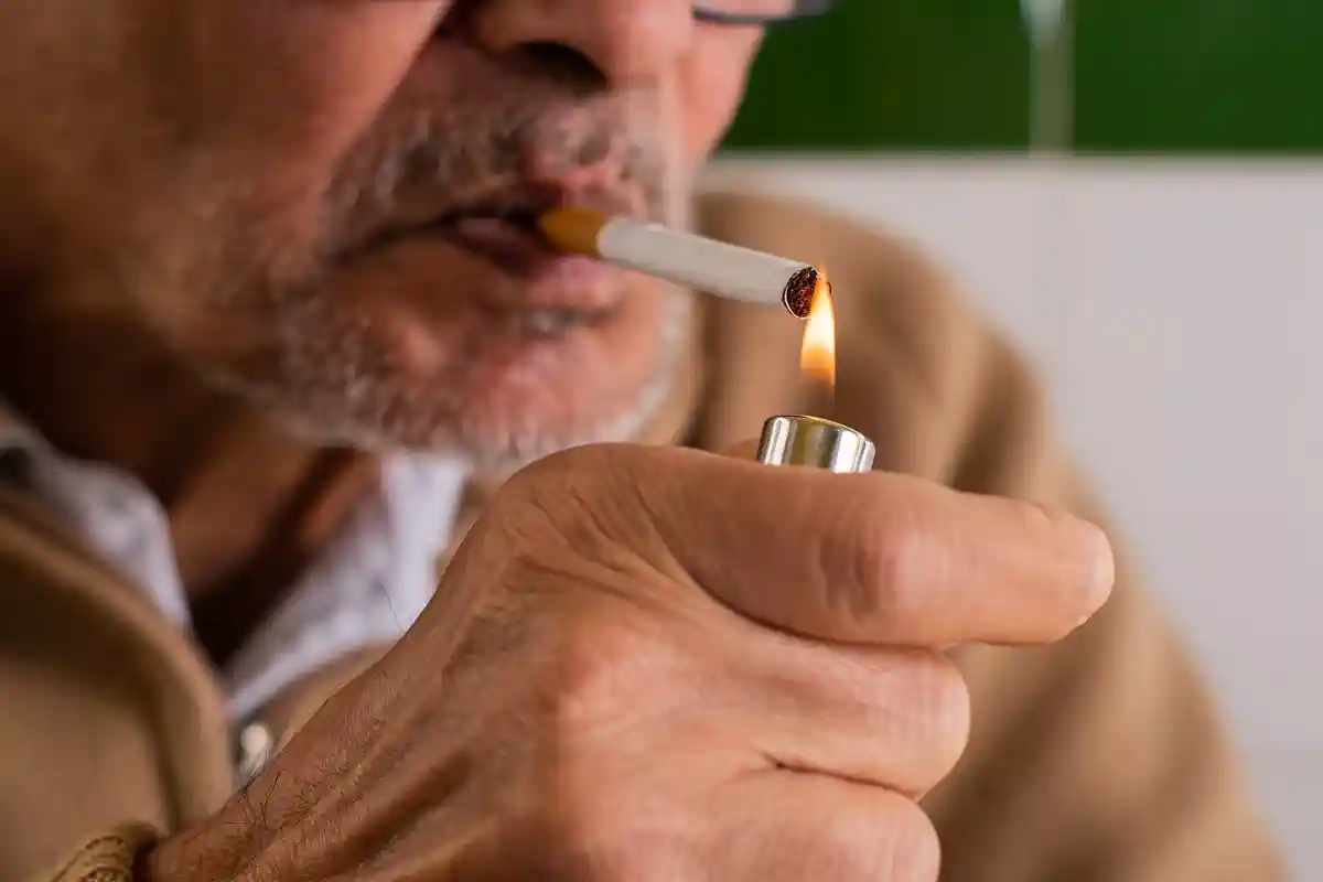 В Германии доля курящих взрослых больше доли молодых курящих. Фото: Juan Brian Diaz Hernandez / shutterstock.com