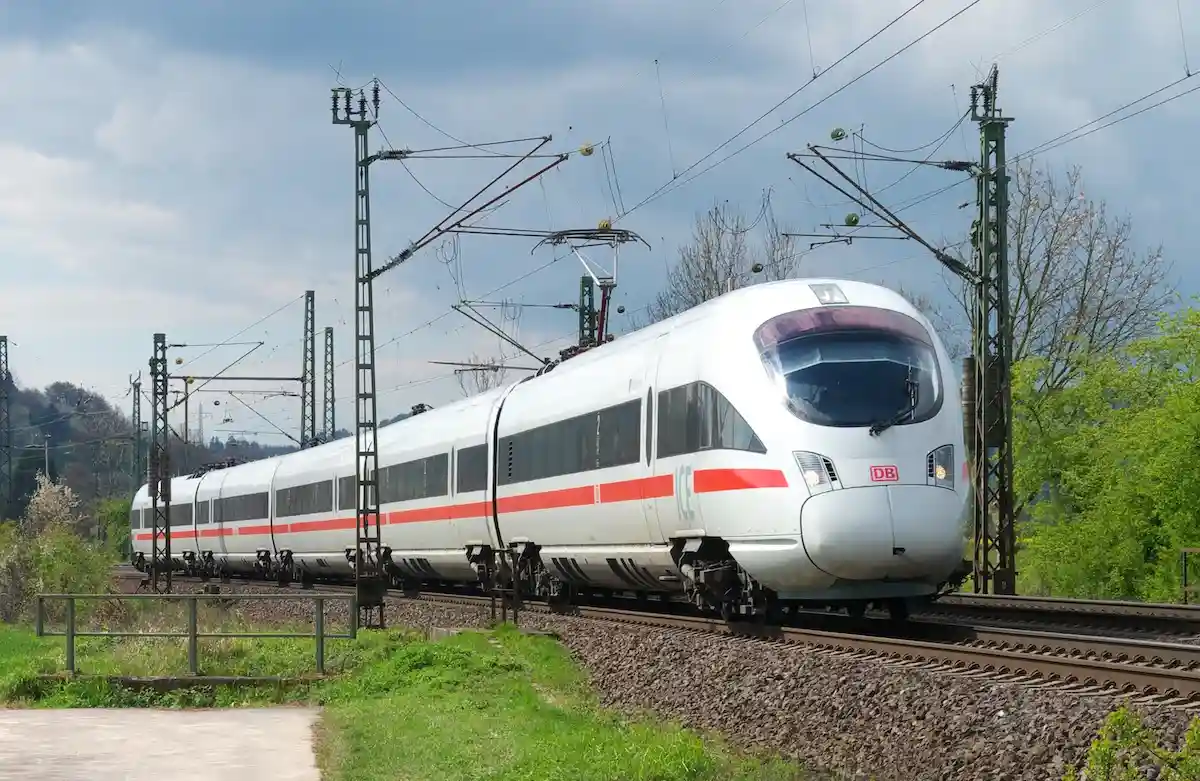 В Германии из-за нехватки персонала отменили на несколько часов региональный поезд. Фото: Markus Pfetzing / Shutterstock.com