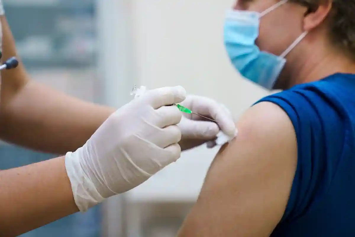 Нерешительность в отношении вакцинации против "короны".  Фото: Marina Andrejchenko / shutterstock.com