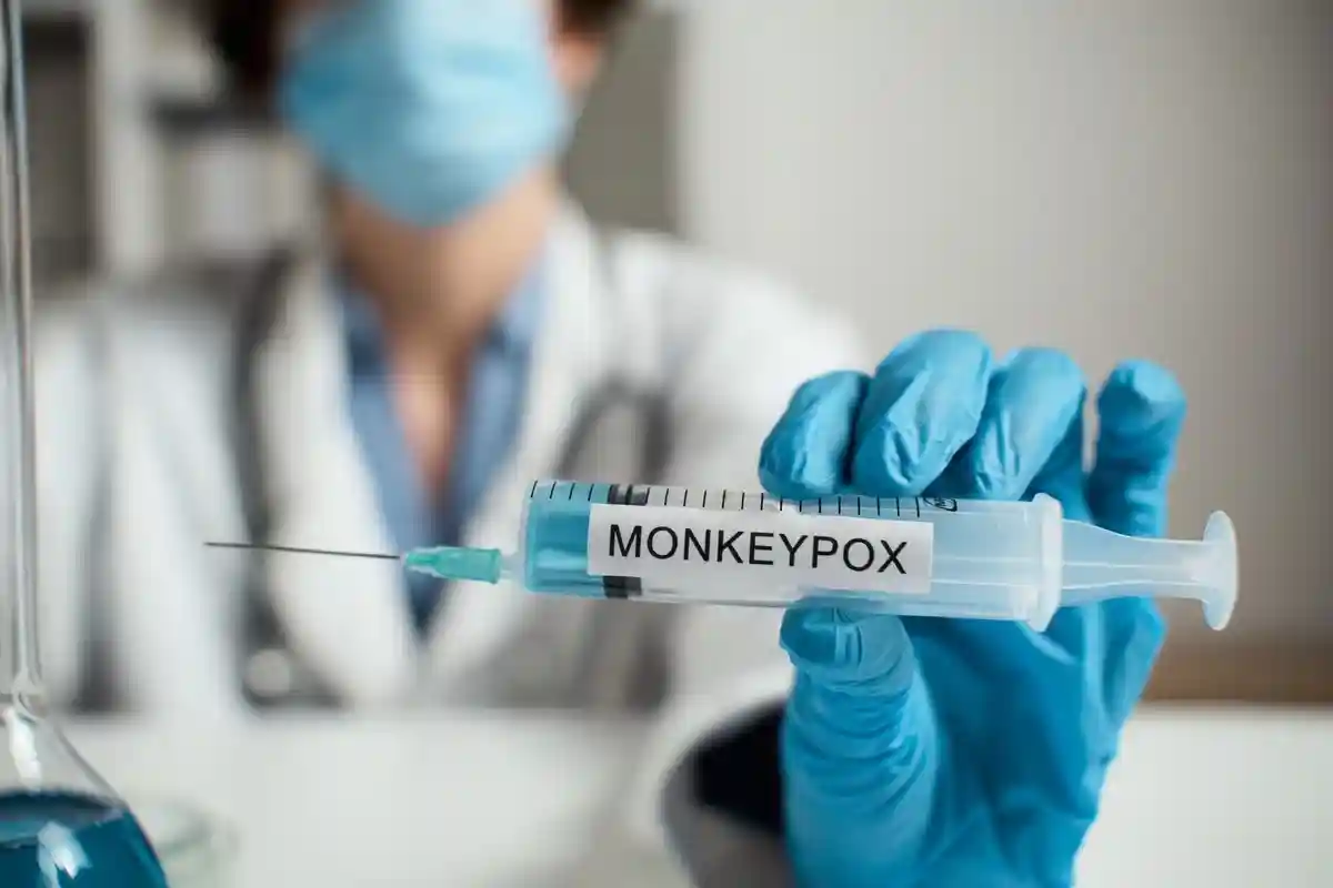 Вакцинация от оспы обезьян. Фото: Apels Innka / Shutterstock.com