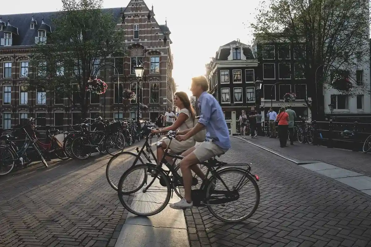 Велосипед против автомобиля: в Нидерландах выигрывает экология. Фото: Sabina Fratila / Unsplash.com
