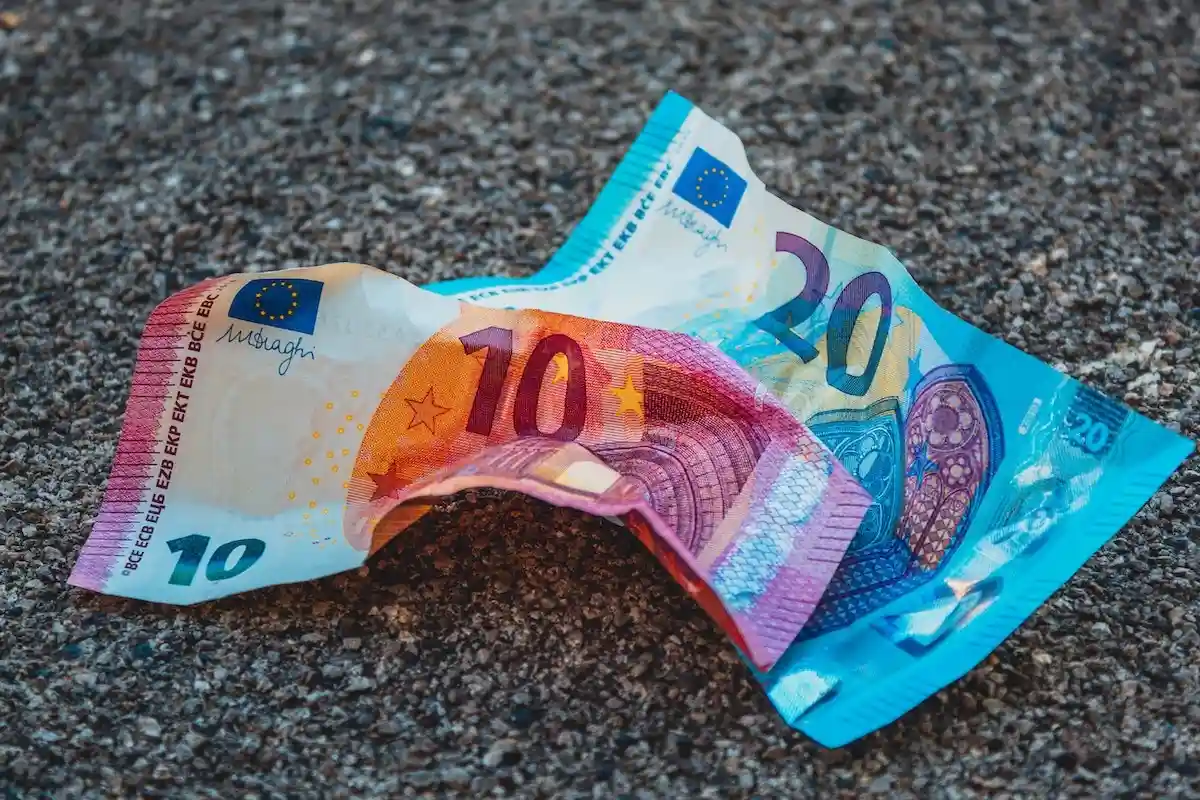 Влияние инфляции на заработную плату в Европе внушительное. Фото: Imelda / Unsplash.com