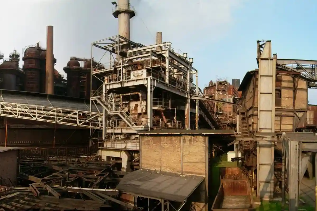 Промышленный памятник, металлургический завод в Фёльклингене, внесенный в список Всемирного наследия ЮНЕСКО. Вид сверху. Фото: shutterstock.com