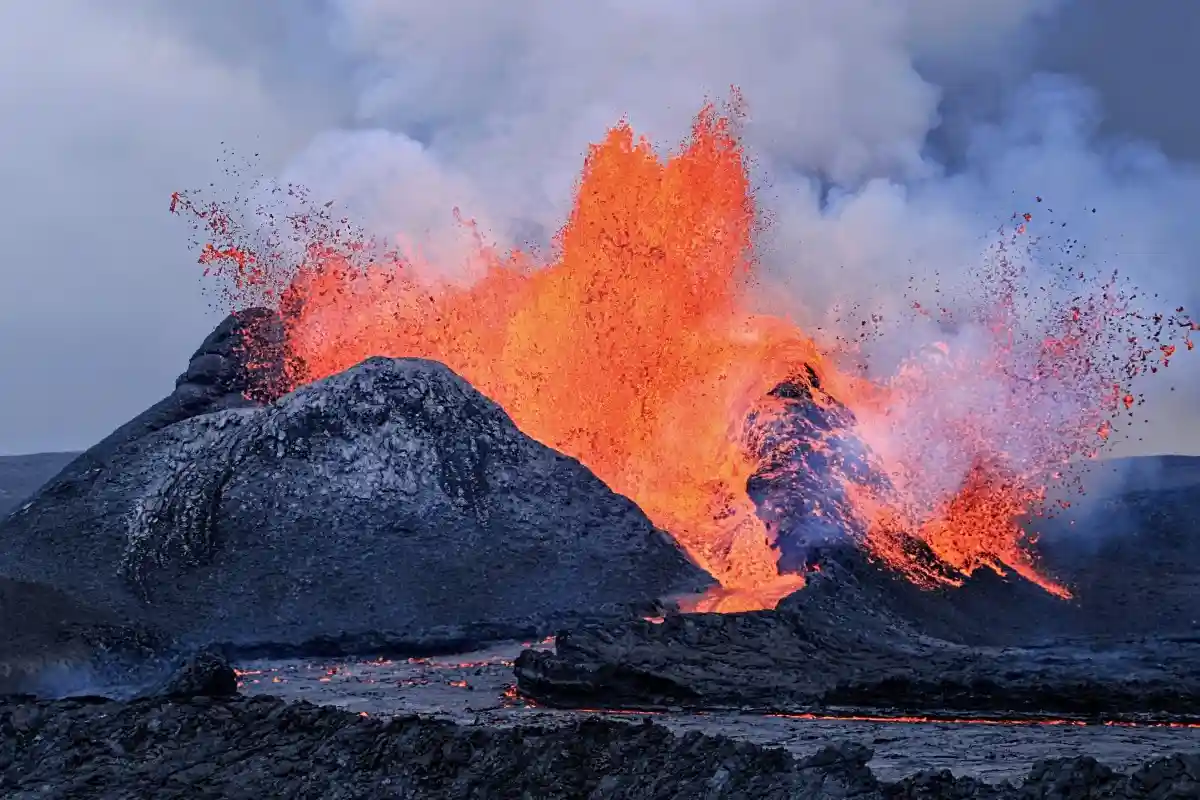 В Исландии началось извержение вулкана. Фото: Benny Christiansen / Shutterstock.com