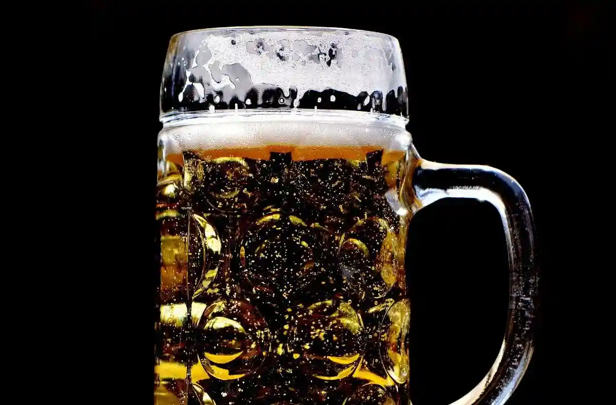 Вред безалкогольного пива прежде всего в том, что его считают менее вредным. Фото: Alexa / pixabay.com