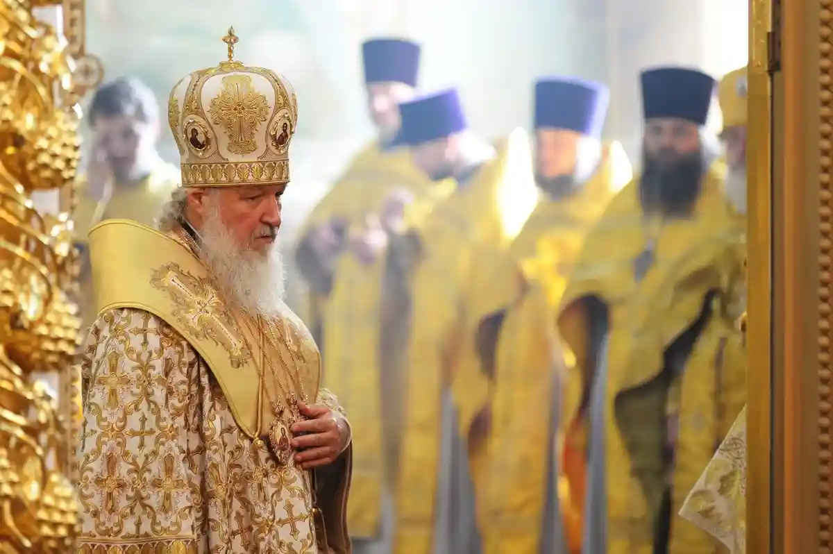 Патриарх Кирилл и священники у алтаря. Фото: Alexey Borodin / Shutterstock.com 