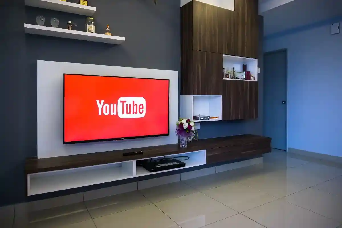 В декабре 2021 года более 30 миллионов немцев смотрели YouTube через телевизор. Фото: Syafiq Adnan / shutterstock.com