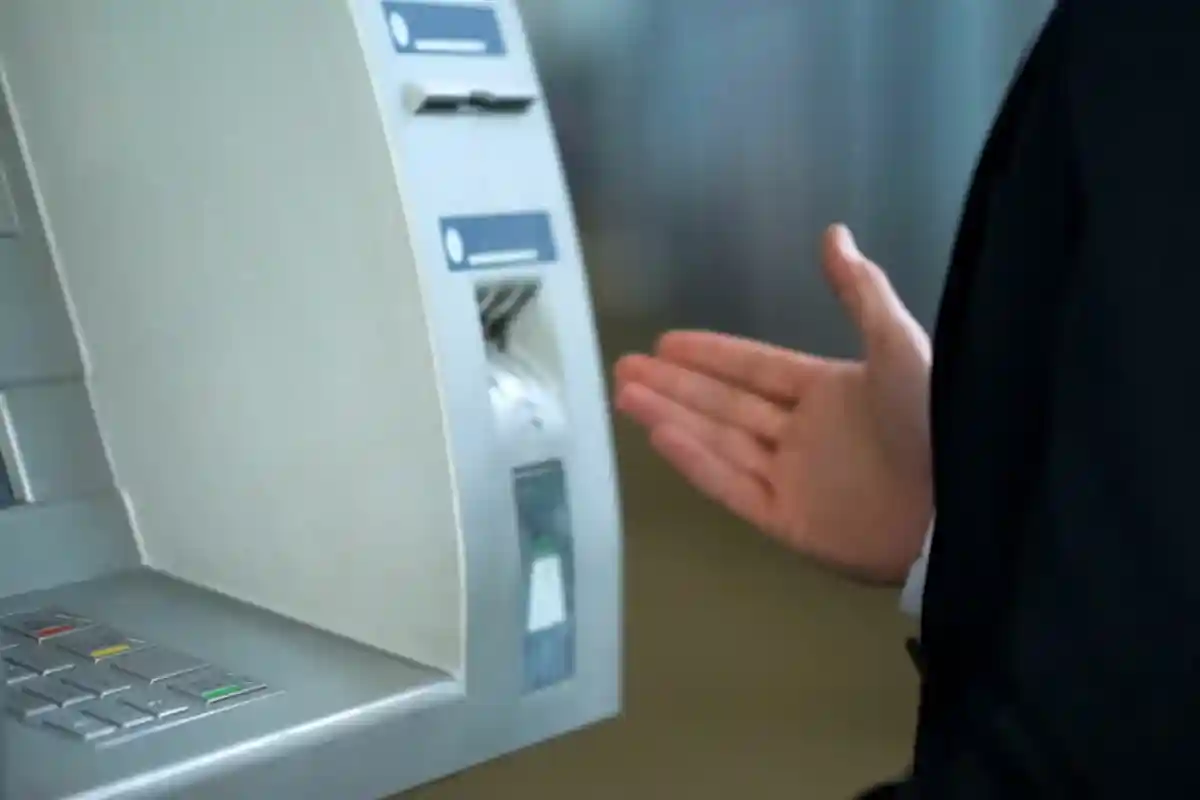 Заграничный банкомат съел карту немецкого банка. Фото: Motortion Films / shutterstock.com