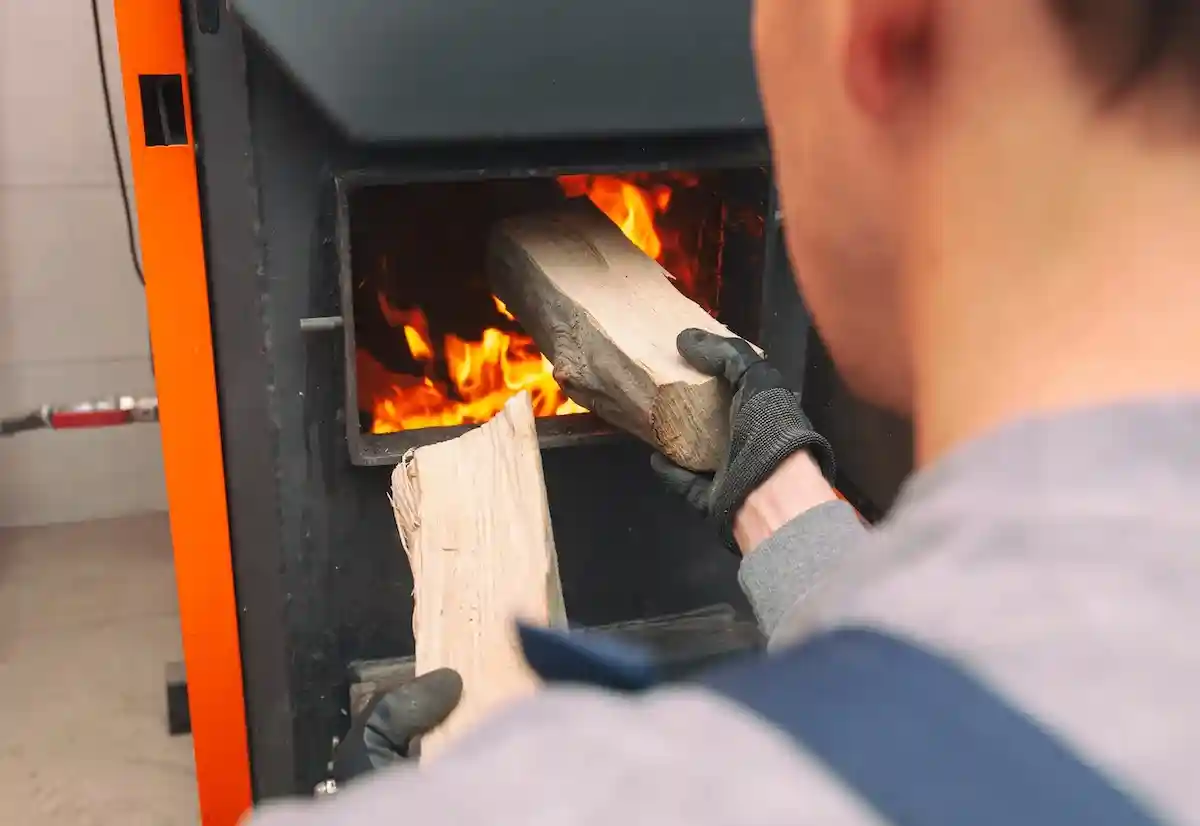 Замена системы отопления: дрова как альтернатива. Фото: Skylines / Shutterstock.com