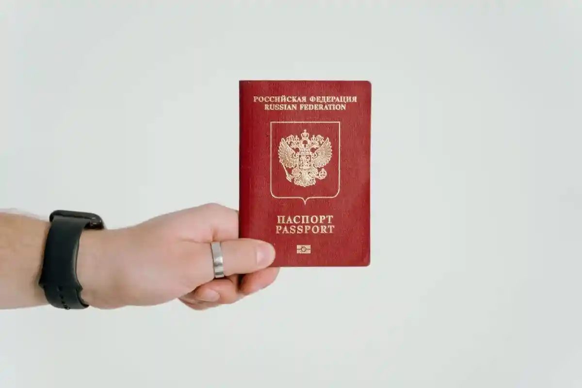 Запрет выдачи виз россиянам уже ввели некоторые страны ЕС. Теперь люди из России не могут даже навестить близких. Фото: Tima Miroshnichenko / pexels.com