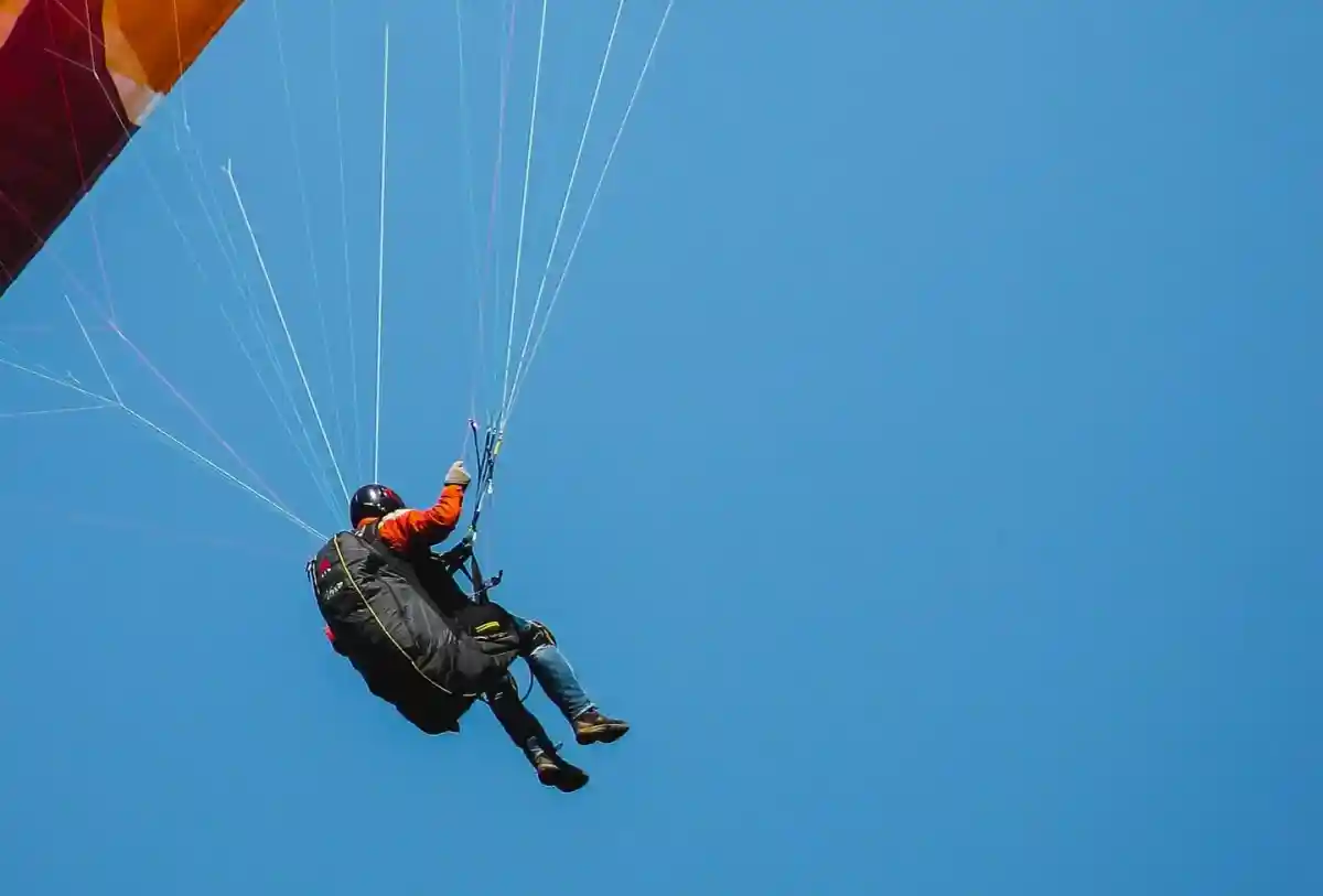 Женщина погибла во время прыжка с парашютом. Фото: Pavel Anoshin/Unsplash.com