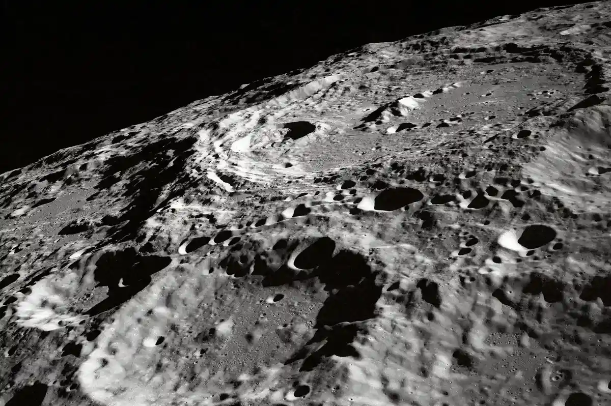 Жить на Луне можно будет в пещерах. Таких пещер в кратерах обнаружено три. Фото: NASA / unsplash.com
