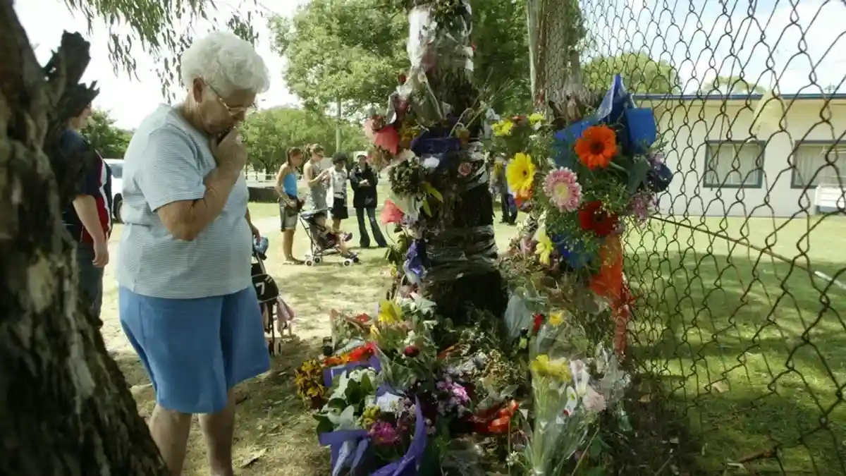Жители Лисмора продолжают возлагать цветы к могиле Симоны Штробель. Jason O'Brien / EPA