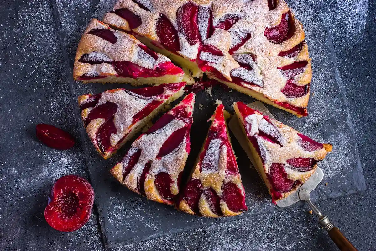Традиция пирогов из сливы берет начало в Аугсбурге. Фото: Anna Shepulova / Shutterstock.com