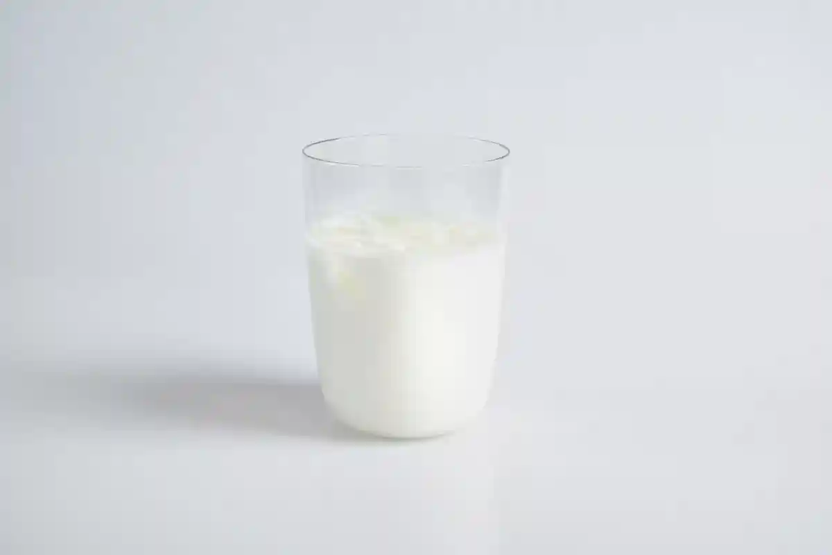 Пять продуктов, которые повышают риск рака: молоко. Фото: an_vision / Unsplash