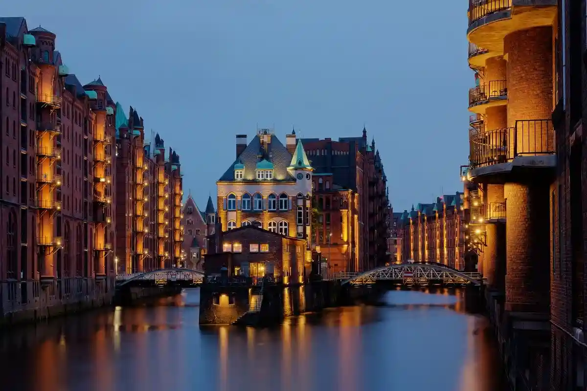 5 самых красивых экскурсий по городам Германии: Гамбург, складской район, замок со рвом. Фото: Dietmar Rabich / wikimedia.org