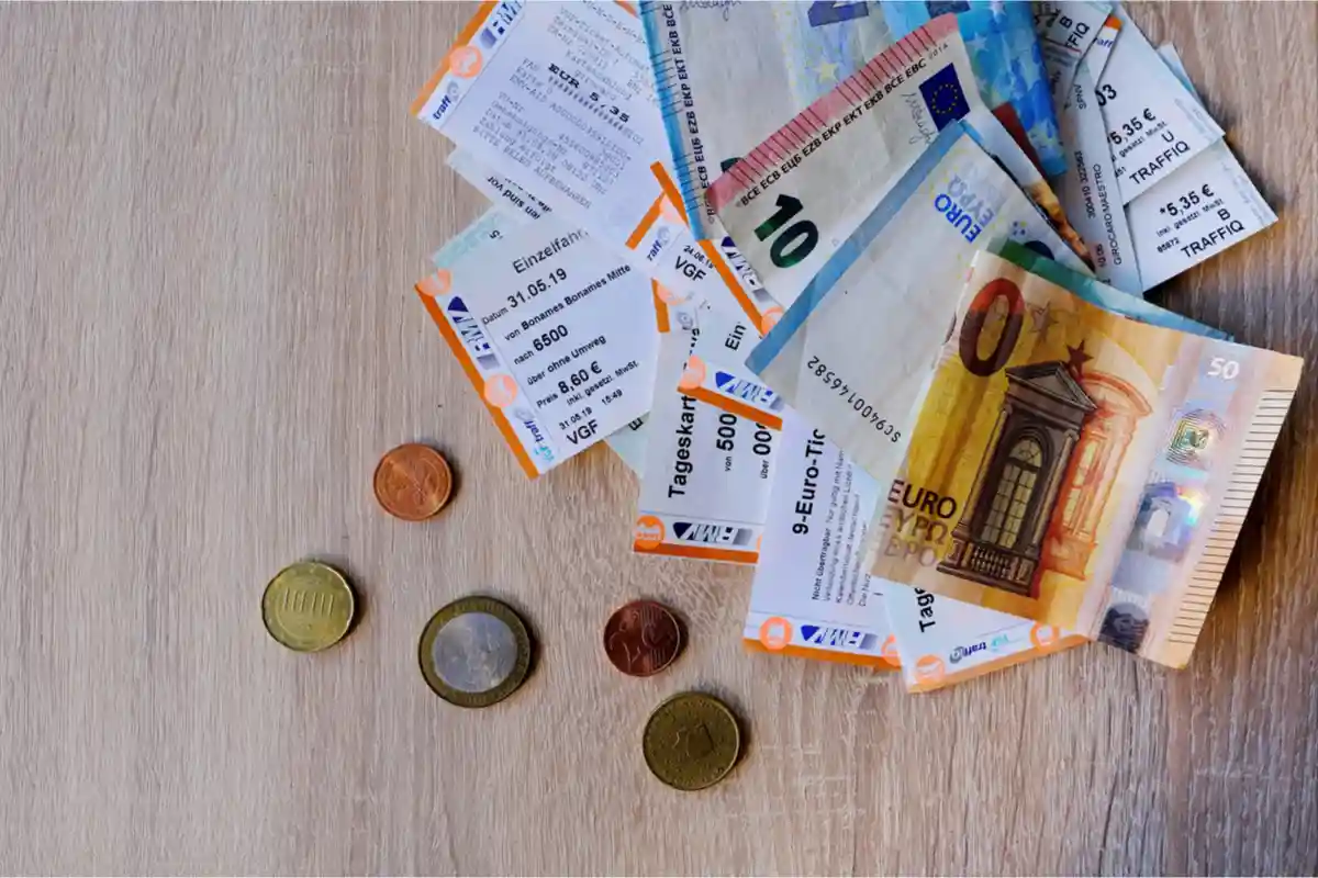 Инфляция в Германии была бы на 2% выше без билета за 9 евро. Фото: Kittyfly / Shutterstock.