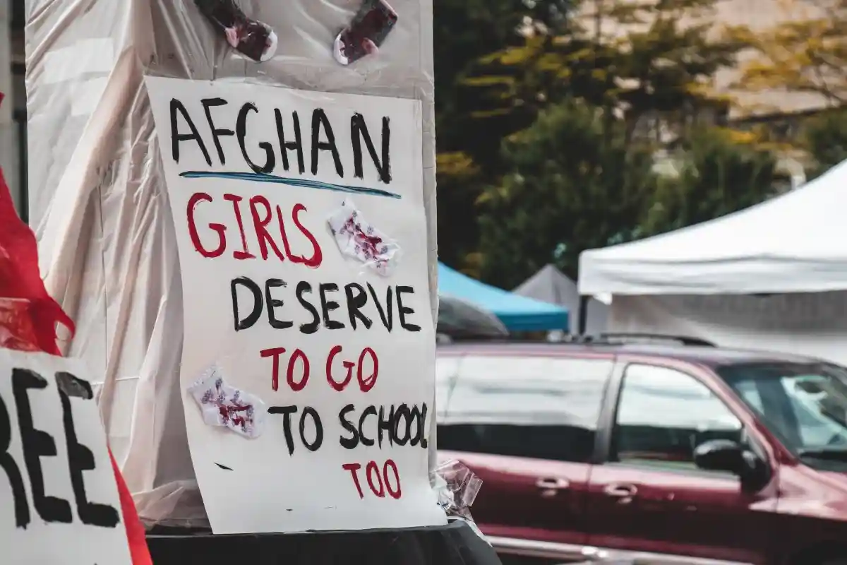 ООН осуждает исключение афганских девочек из школы. Фото: Margarita Young / Shutterstock.com