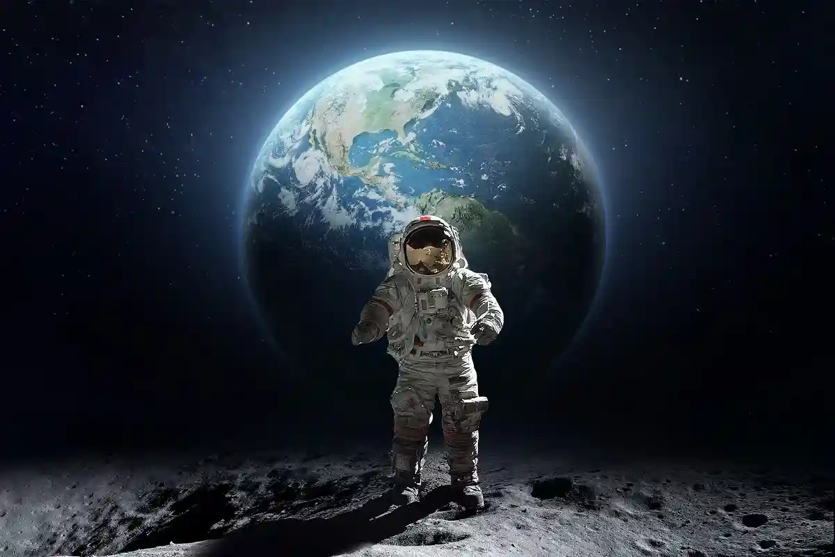 Космонавт на фоне Луны