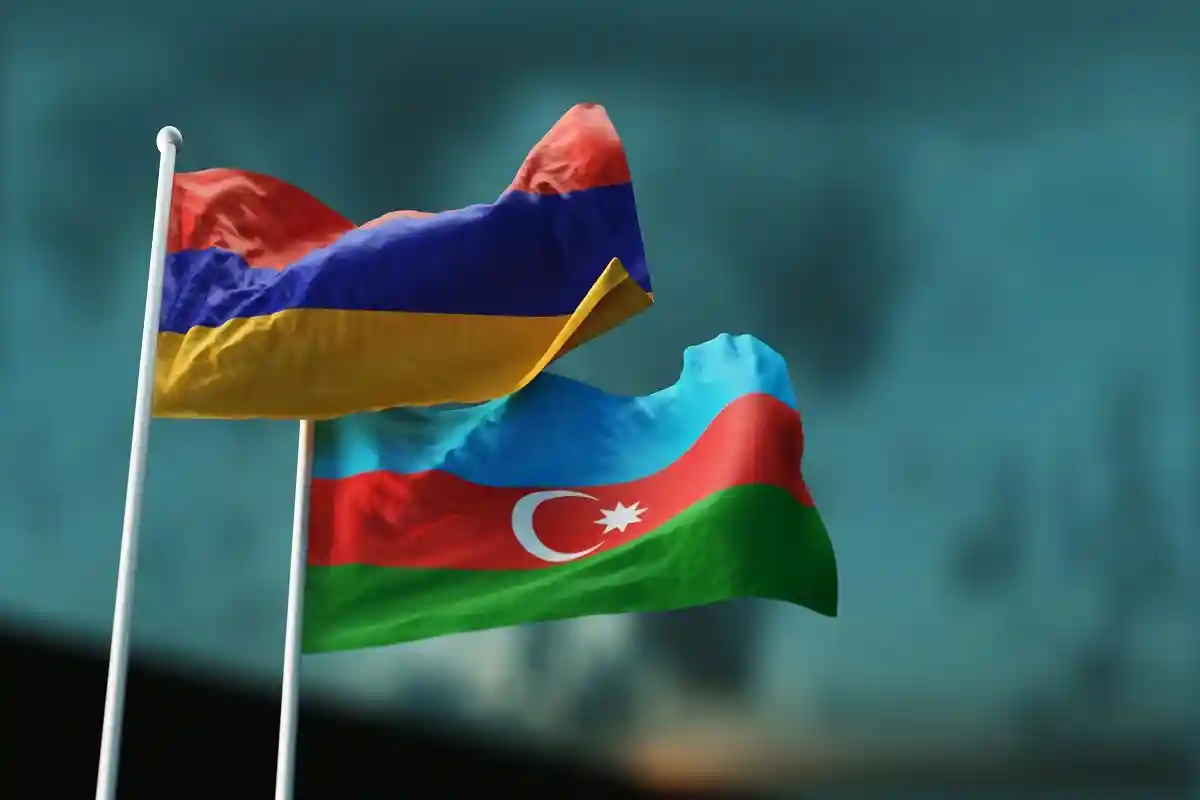 Флаги Армении и Азербайджана. Фото: Vladimir Zotov / shutterstock.com