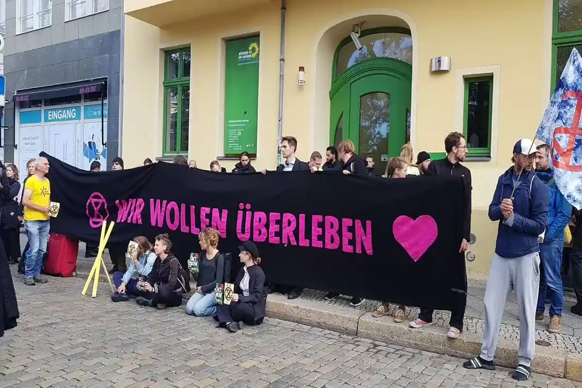 Климатические активисты заблокировали штаб-квартиру «Зеленых» в Берлине
