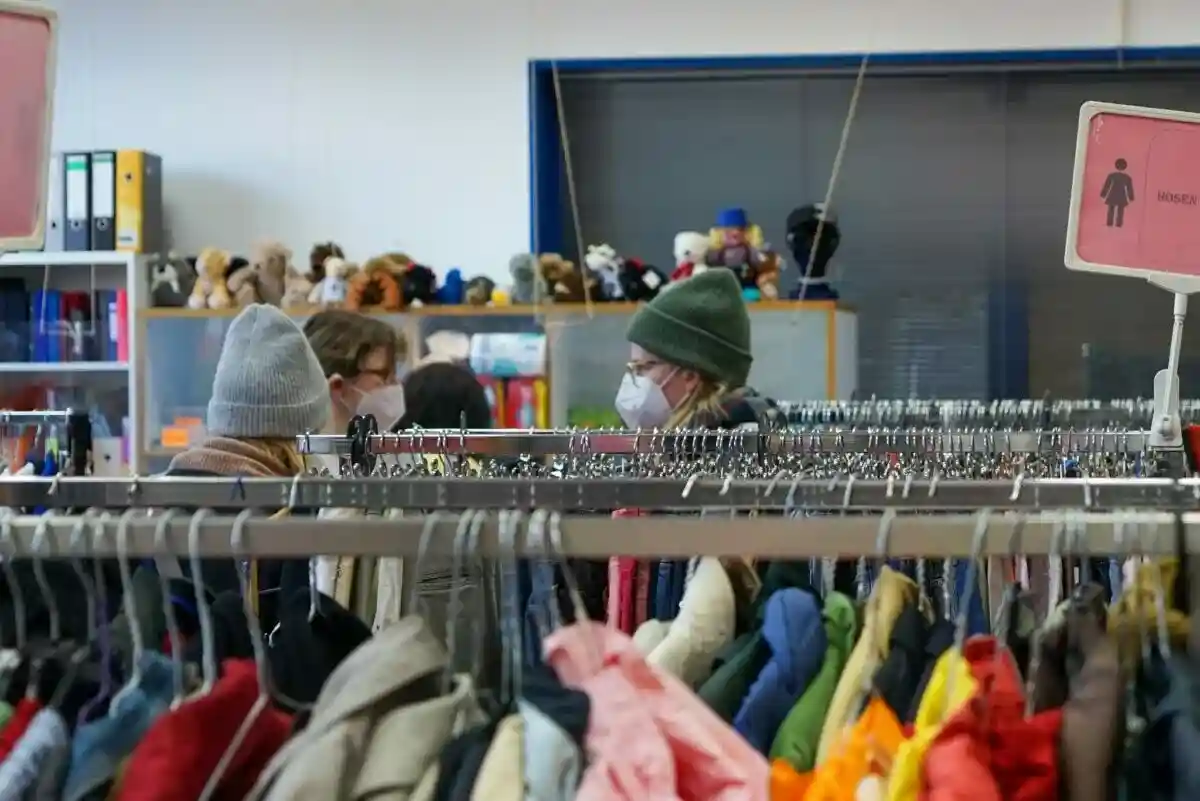 Диакония Мюнзена старалась помогать нуждающимся. Например, собирала одежду для беженцев Фото: Diakonie München und Oberbayern / Facebook
