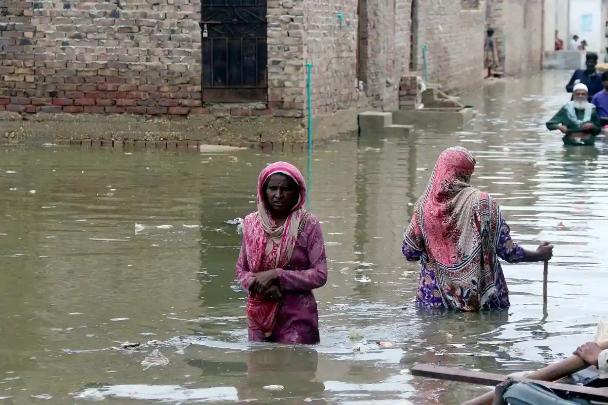 Пакистанские волонтеры отправились в Синд спасть жертв наводнения