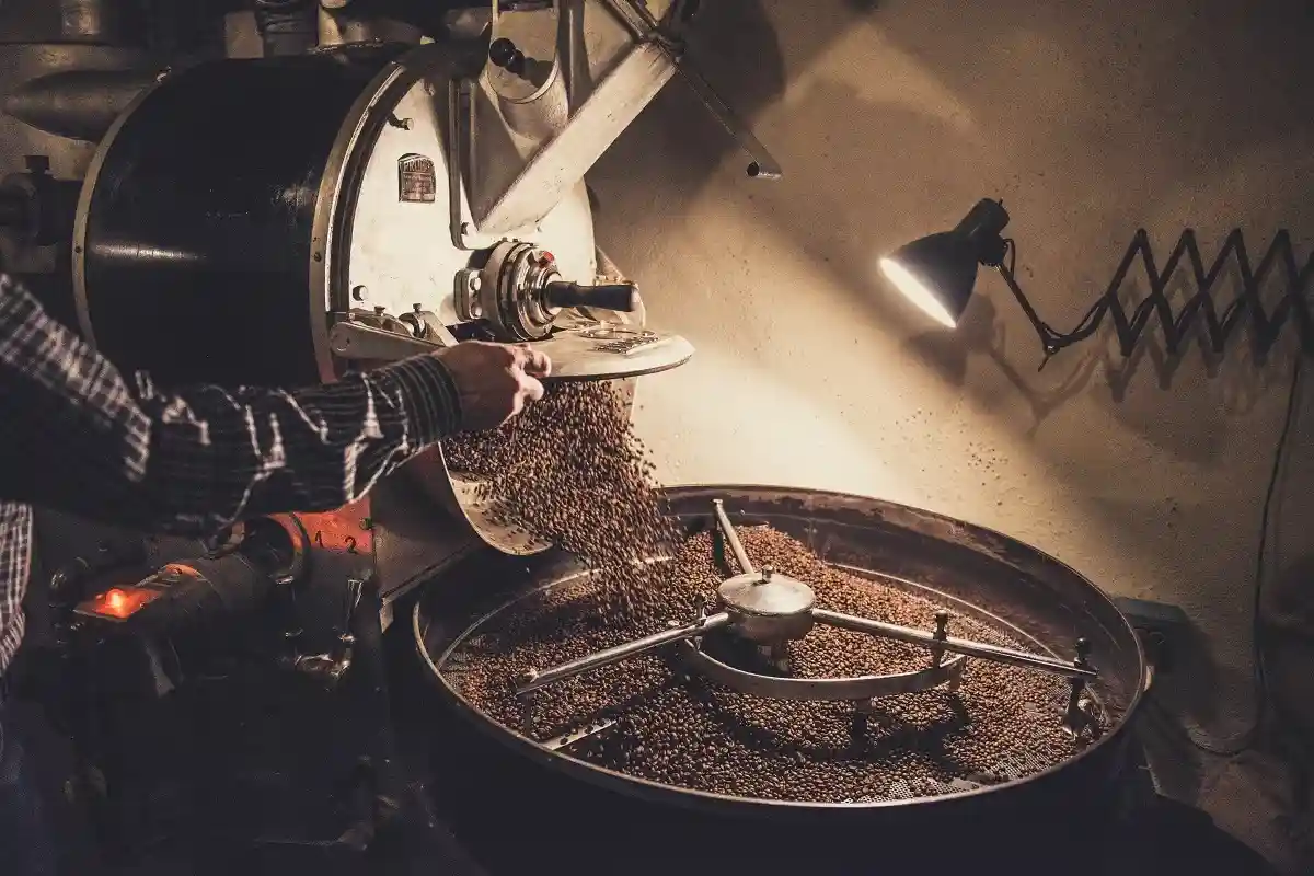 Проблемы с урожаем и доставкой кофе поднимут на него мировые цены. Фото: Yanapi Senaud / Unsplash.com