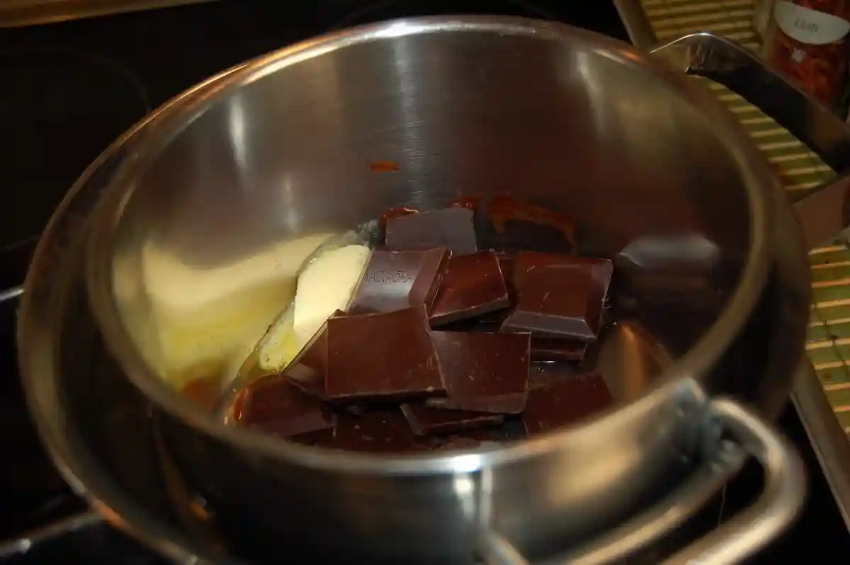 К шоколаду вы можете для вкуса добавить сливочное масло или сливки Фото: Vran01 (Andreas Kaiser) / wikimedia.org