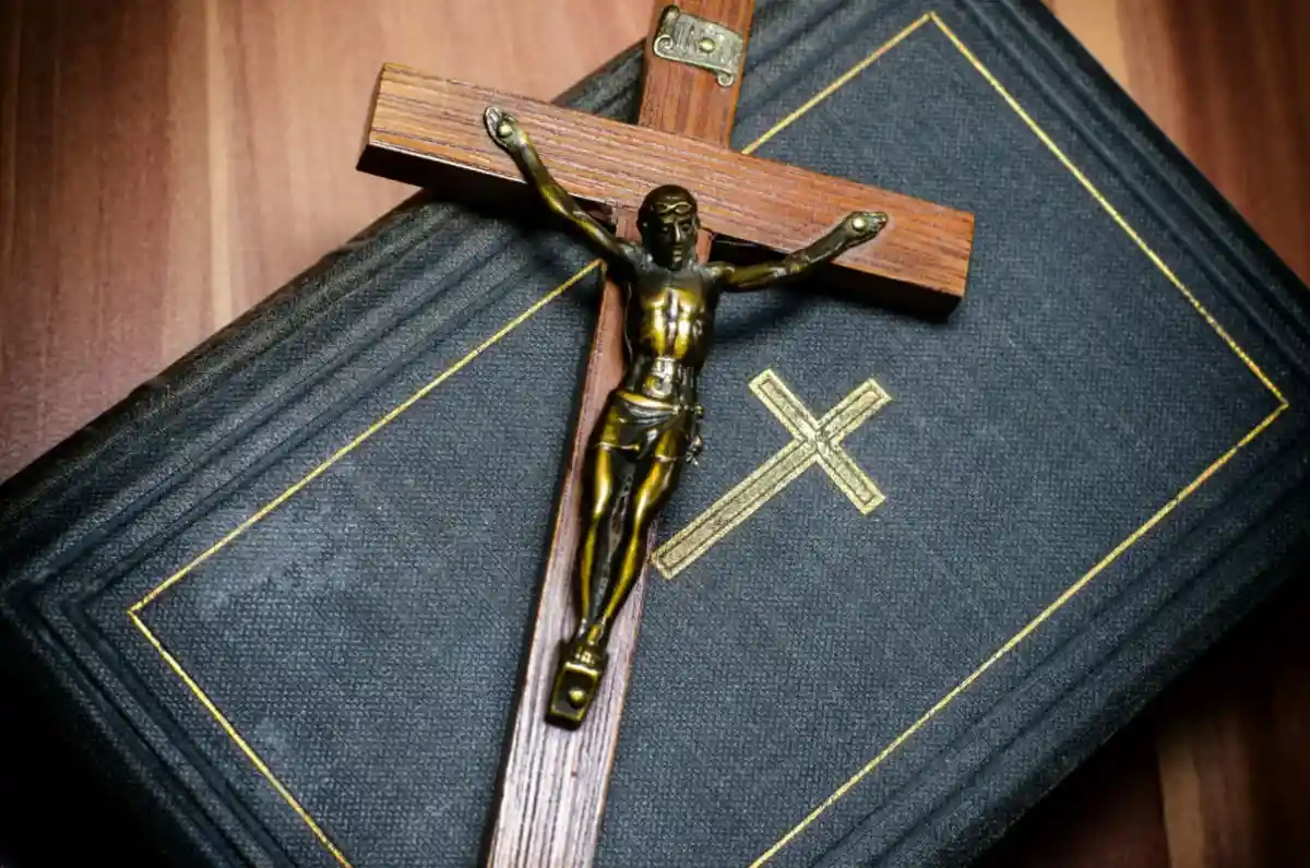 Крест и Библия — важные предметы на сеансе экзорцизма Фото: Lutsenko_Oleksandr / Shutterstock.com