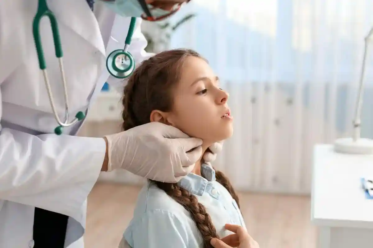 Медицинский осмотр детей и подростков. Фото: Pixel-Shot / Shutterstock.com
