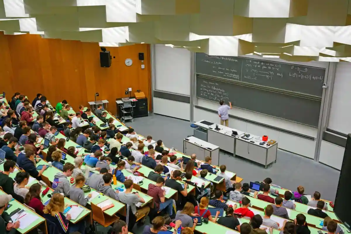 Мифы о бесплатном образовании в Европе. Фото: EQRoy / shutterstock.com