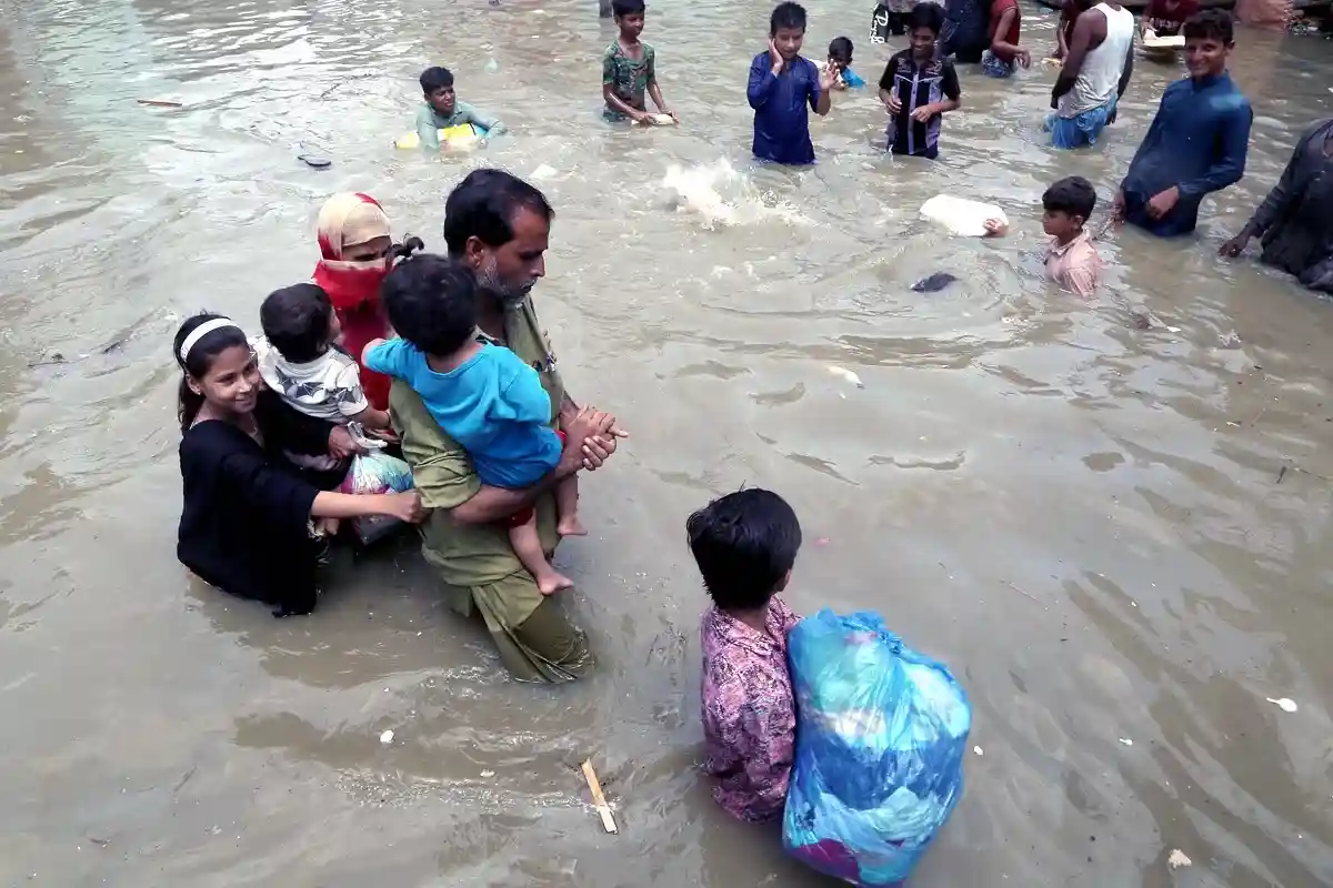 ВОЗ бьет тревогу: после наводнений Пакистан «пожирают» болезни