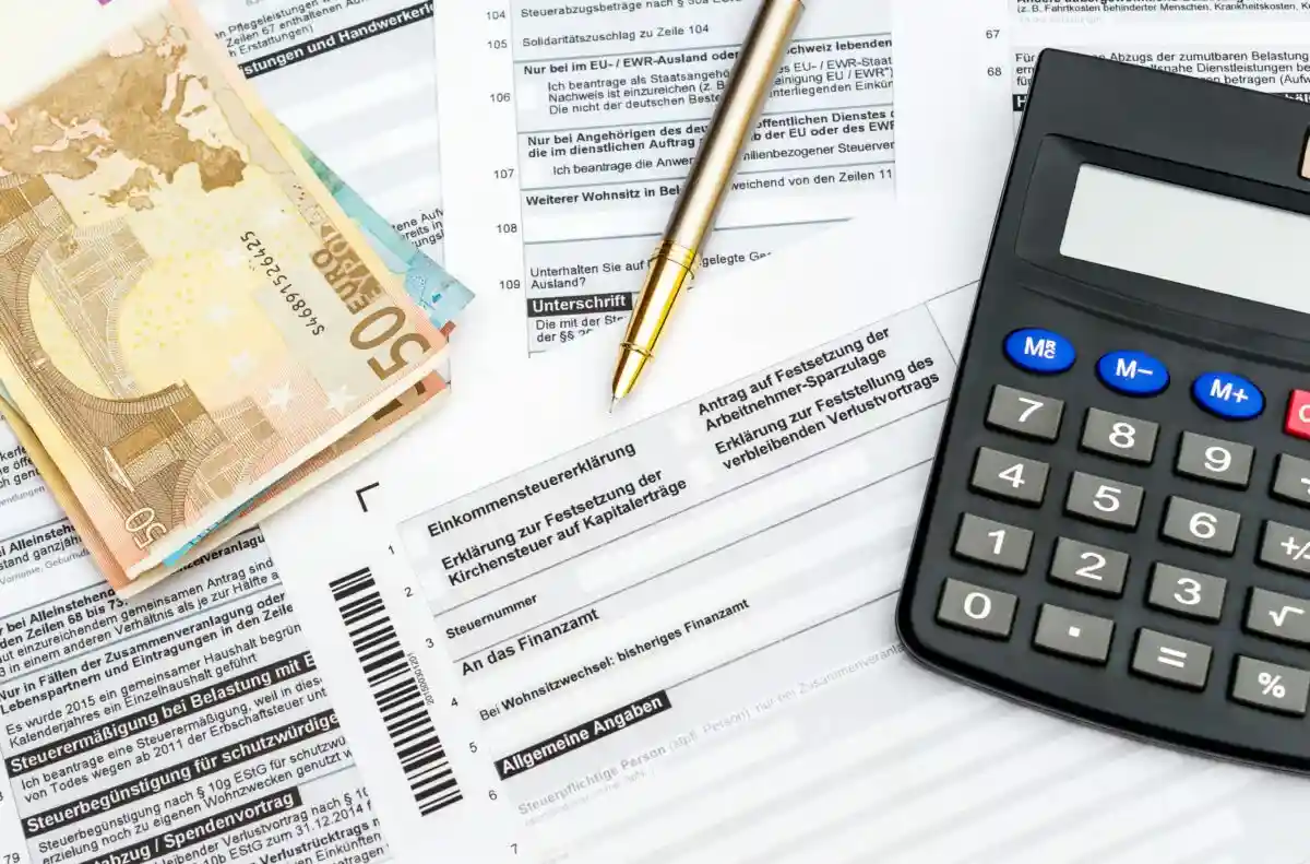 Подача налоговой декларации в Германии. Фото: IhorL / Shutterstock.com
