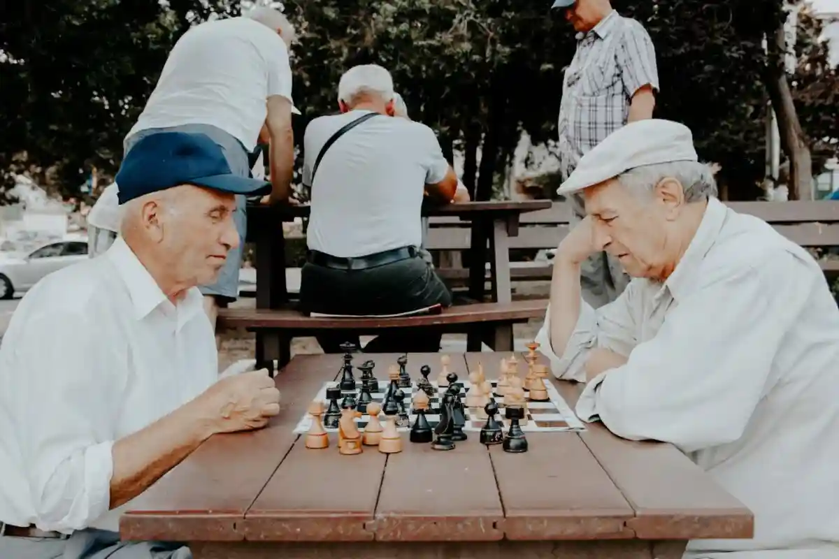 Помимо физических упражнений вы можете тренировать мозг, например, играяя в шахматы Фото: Vlad Sargu / Unsplash.com