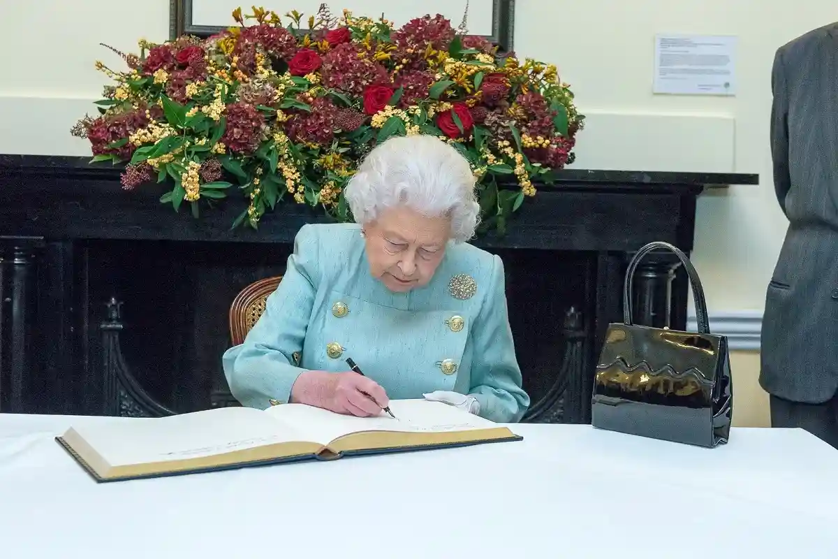 Королева одевается в оттенки ярко-розового, желтого, голубого и зеленого чтобы выделяться в толпе.