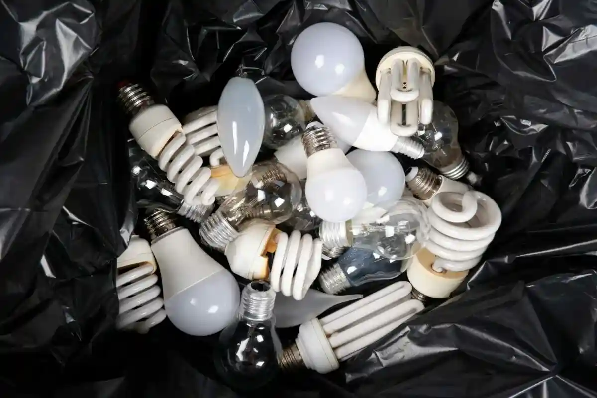 Штраф за утилизацию ламп в Германии. Фото: Mila_22 79 / shutterstock.com