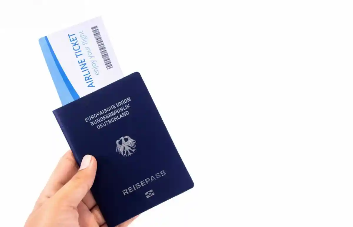 Синий паспорт в Германии. Фото: tete_escape / shutterstock.com