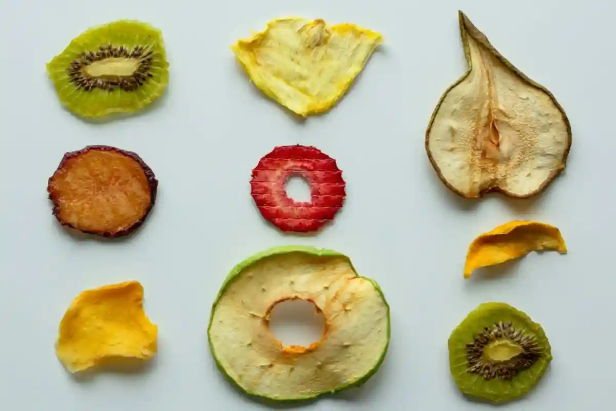 Сушеные фрукты или овощи могут быть альтернативой чипсам и сухарикам Фото: K8 / Unsplash.com