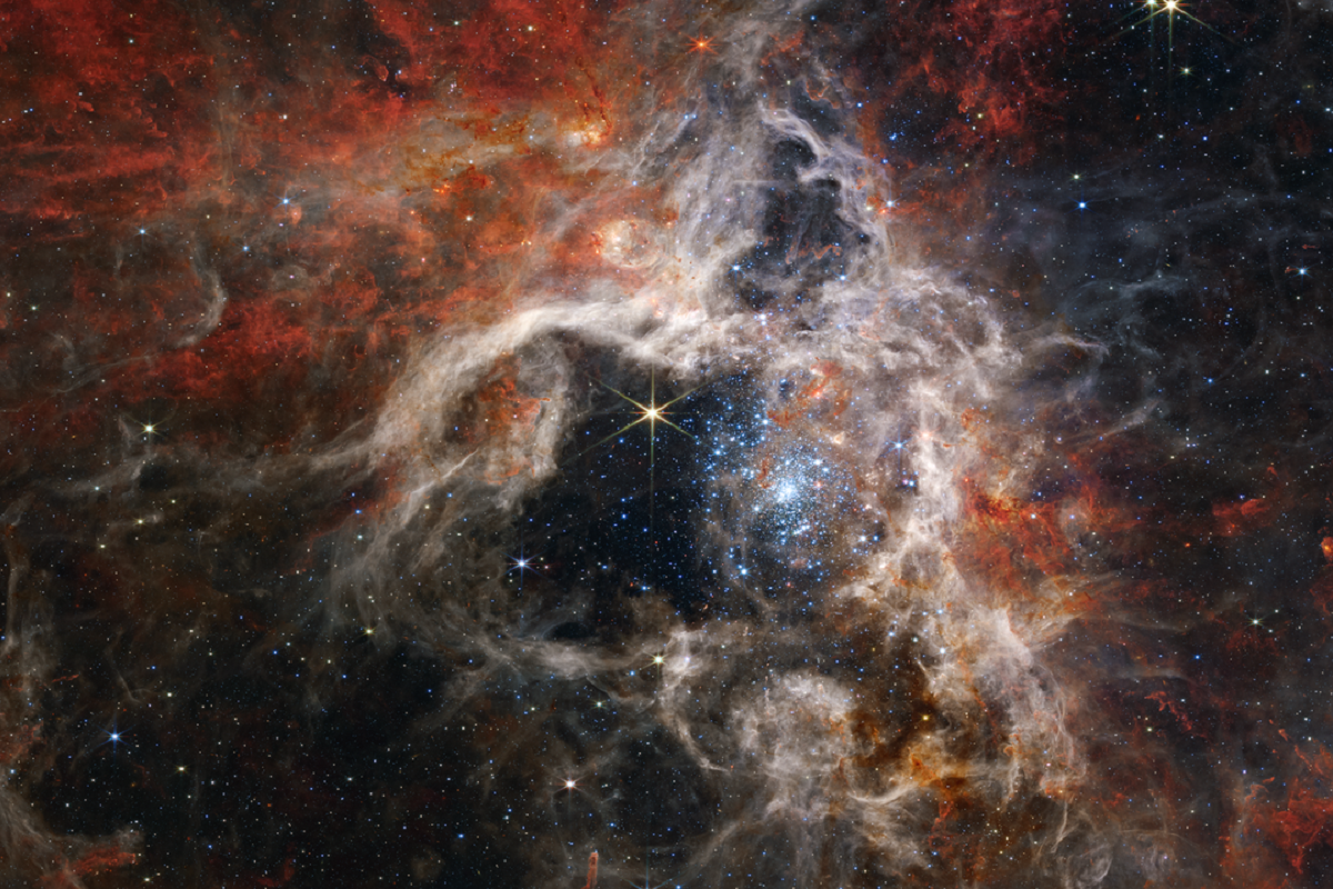 Область звездообразования туманности Тарантул, включая десятки тысяч невиданных ранее молодых звезд.