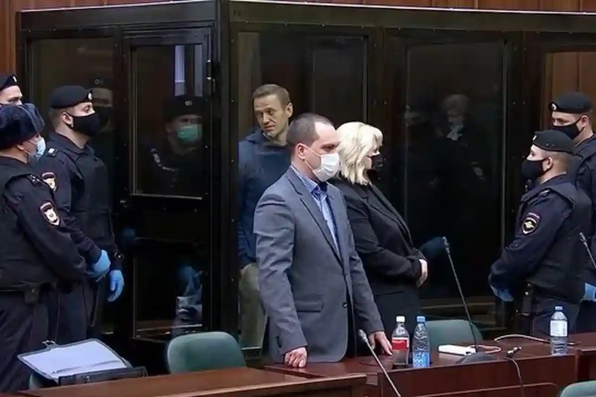 Навальный подал в суд на колонию за то, что его посадили в ШИЗО