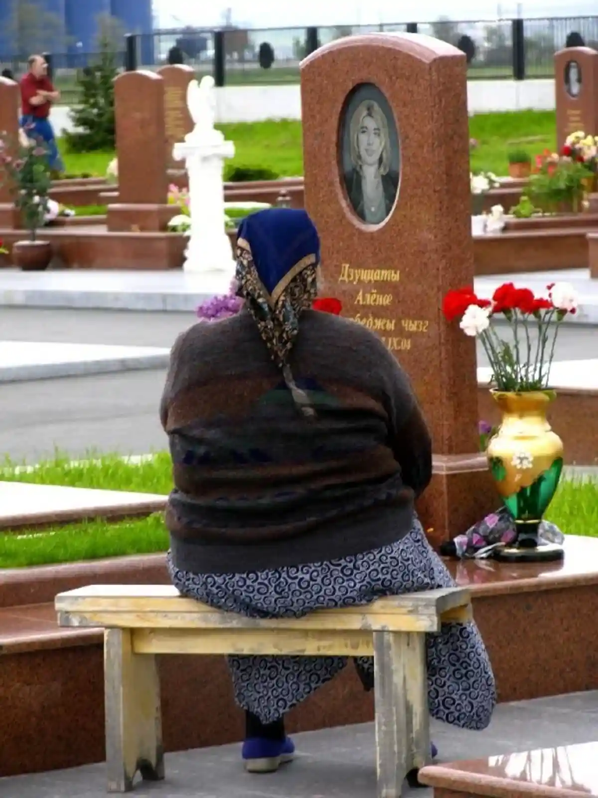 aaron bird, Am neuen Beslan Friedhof, wo die meisten Opfer des Massakers von Beslan begraben sind, trauert eine Mutter um den Tod ihrer Tochter - Wikipedia