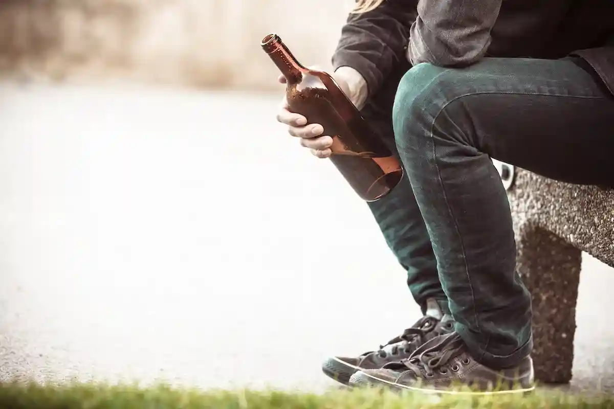 Причины алкоголизма совершенно разные. Фото: Voyagerix / Shutterstock.com
