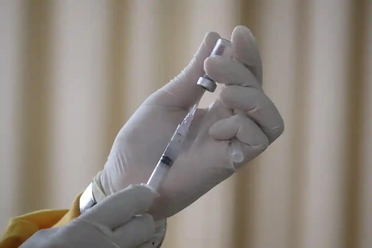 Ассоциация врачей раскритиковала правительство: информация о новых вакцинах доходит до населения с большим запозданием. Фото: Mufid Majnun / unsplash.com