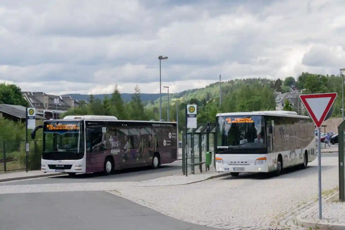 Автобусные компании Фогтланда грозят остановить перевозки в связи с растущими затратами и недостаточными финансированием. Фото: vogtlandauskunft.de